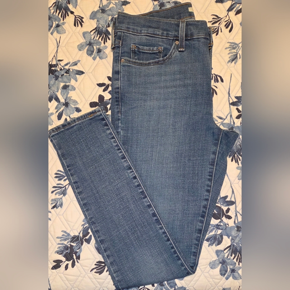 Levi’s 311 Shaping Skinny Jeans Medium Wash Stretch Denim- Size 29